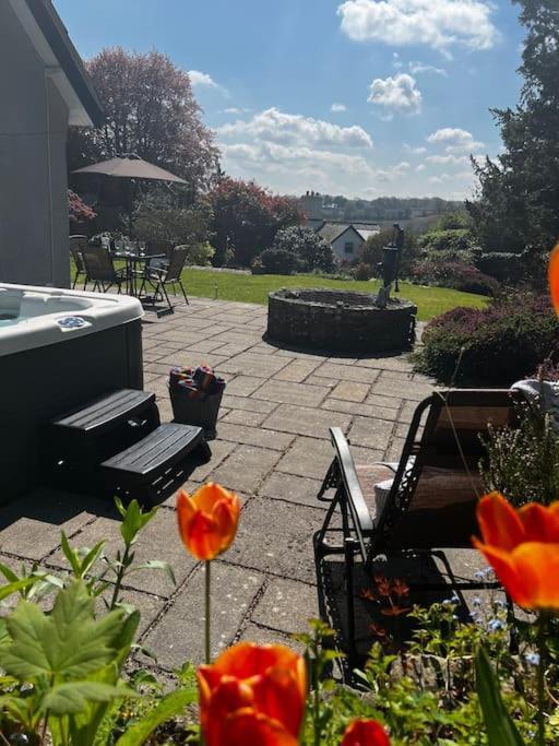 A Spacious Hidden Gem With Hot Tub, Lovely Garden & Views Кингтън Екстериор снимка